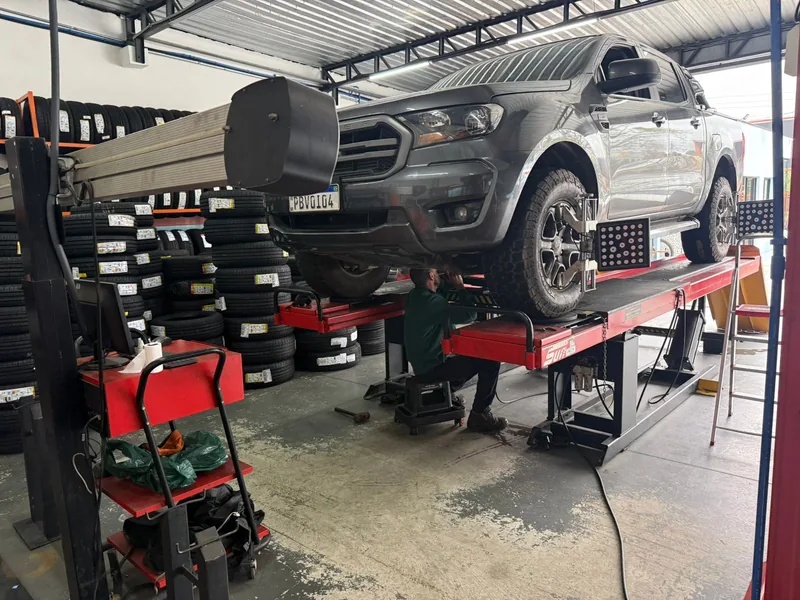 Mecânico fazendo serviço de pneu e roda