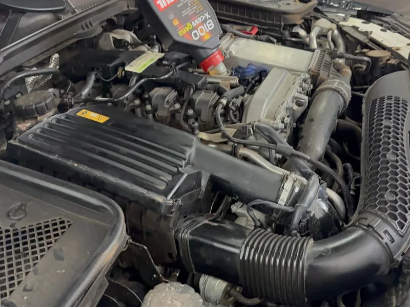 Serviço no compartimento do motor do carro